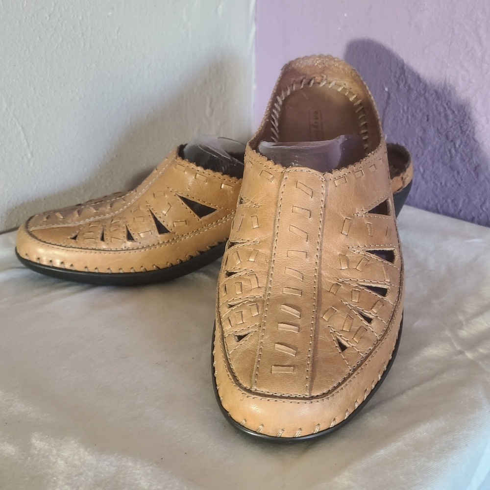 Easy Spirit Dolly Leather Mules Women 8.5 Tan Laser Cut Clogs Slip On Wedge Whip